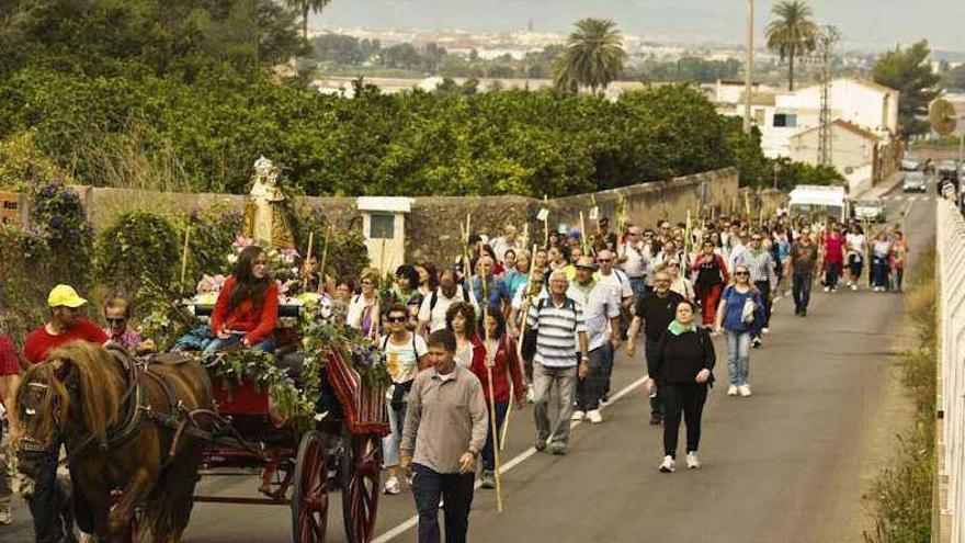 Decenas de alcireños en la romería a la Murta, en una imagen de archivo.