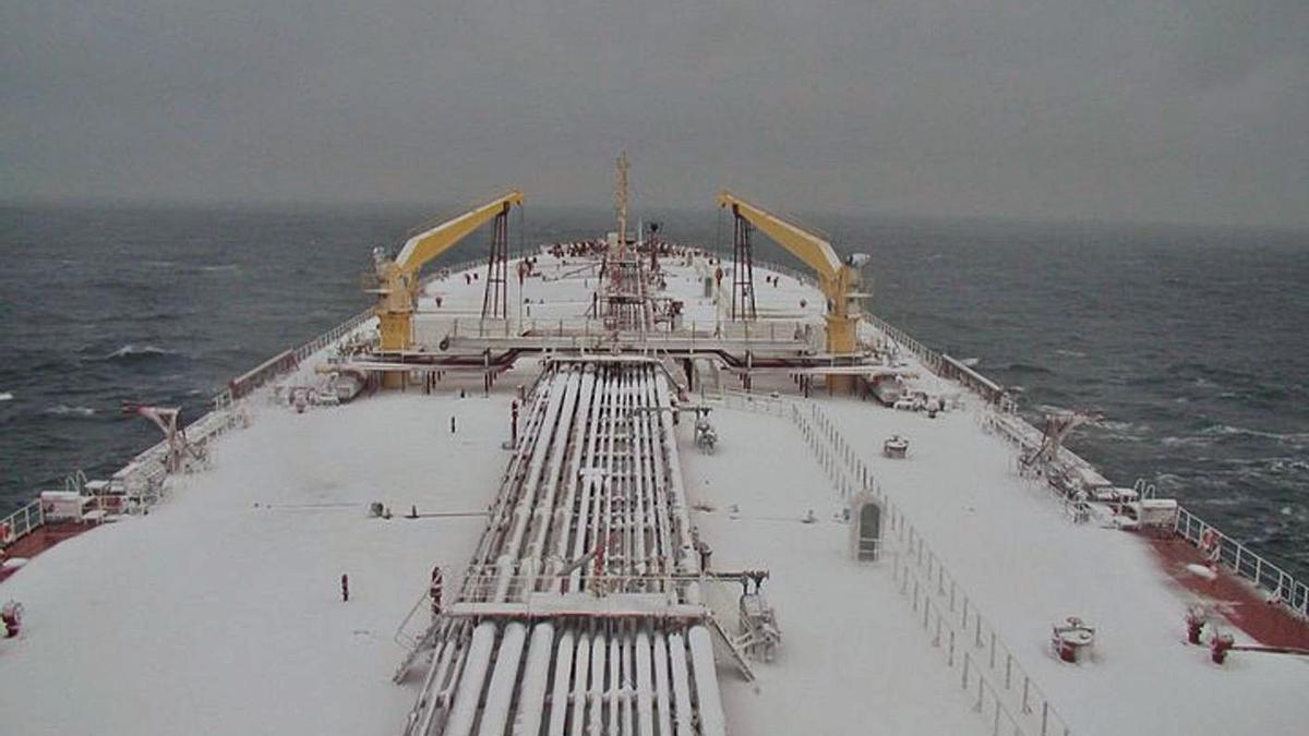 Una imagen del buque tanque “Patriot” llegando a Terranova totalmente cubierto por la nieve. | Rep. de T. C.