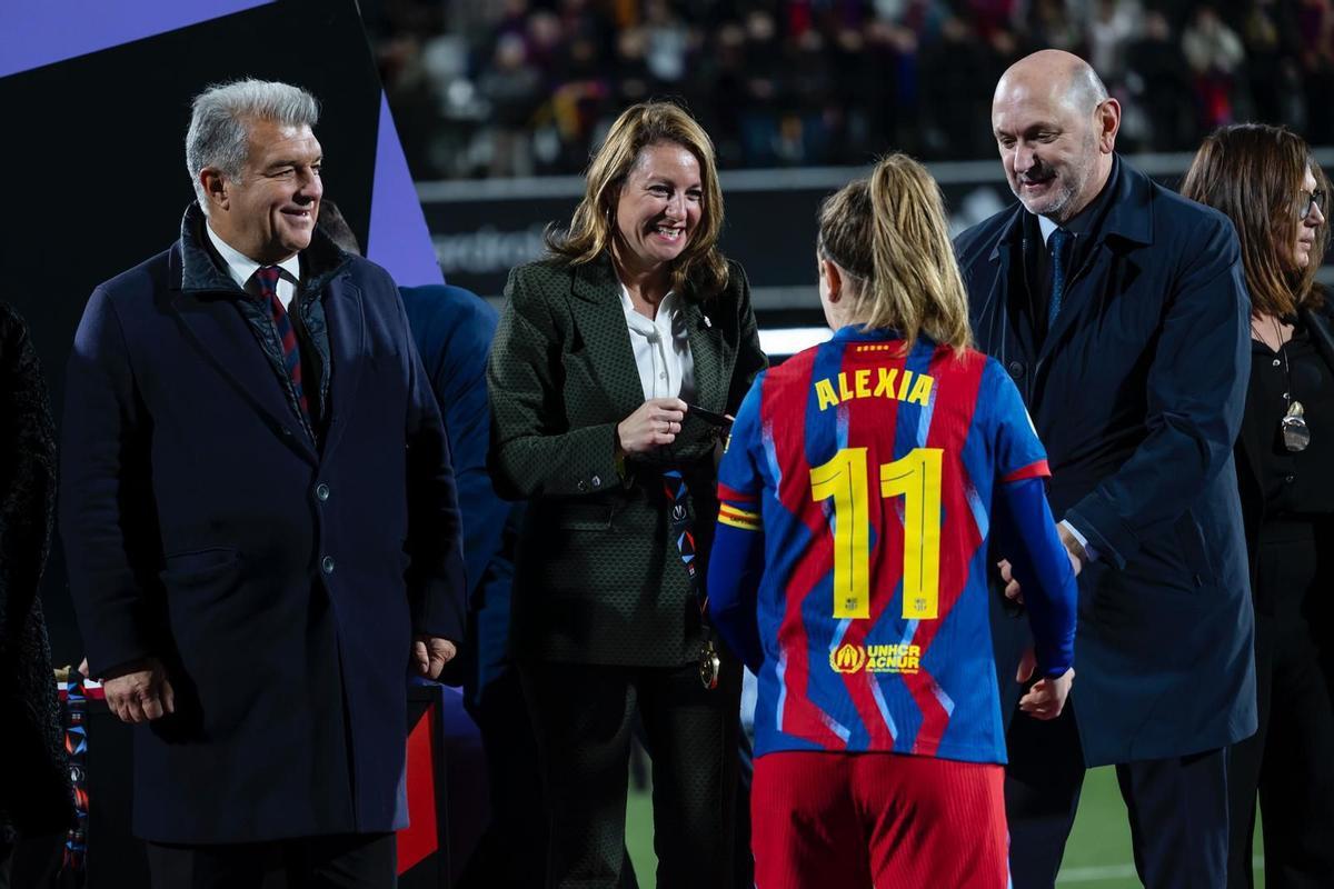 La alcaldesa de Castellón le entrega la medalla de campeona a Alexia Putellas.