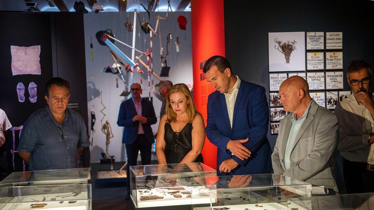 Natalia Enguix (Ens Uneix), Vicente Mompó y Paco Teruel (PP) en una exposición en L'Etno.