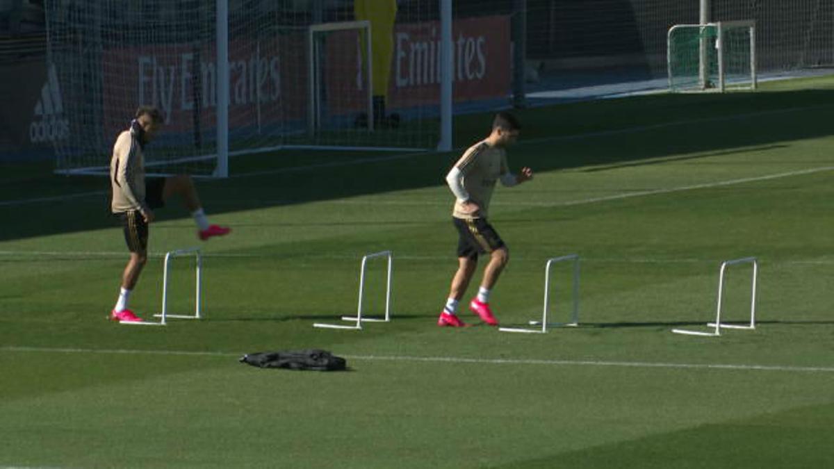 Los jugadores del Real Madrid entrenando hace unos días