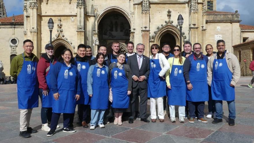 Alfredo García Quintana, en el centro, con los ejecutivos extranjeros, posando delante de la Catedral.