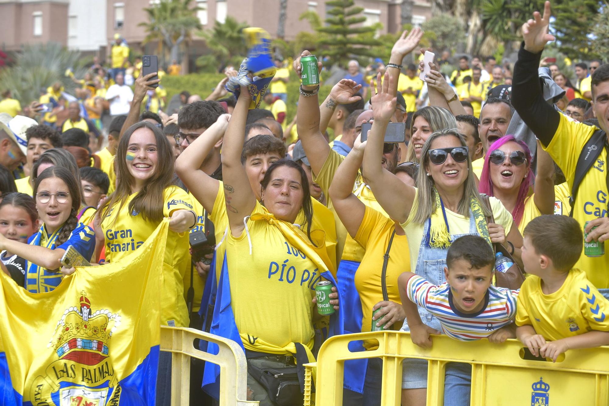 La afición recibe a la guagua de la UD Las Palmas en Fondos de Segura