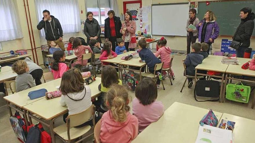 Visita de autoridades al colegio Laviada