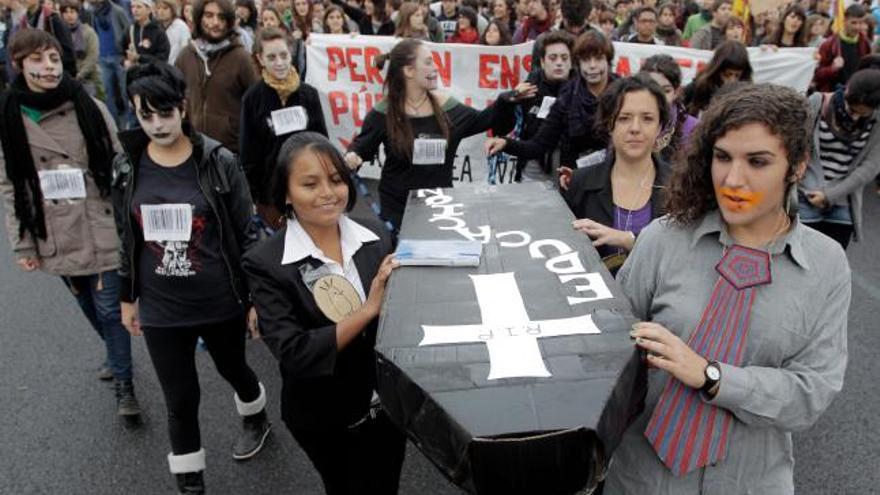 La protesta de los estudiantes contra las tasas hoy en Valencia.