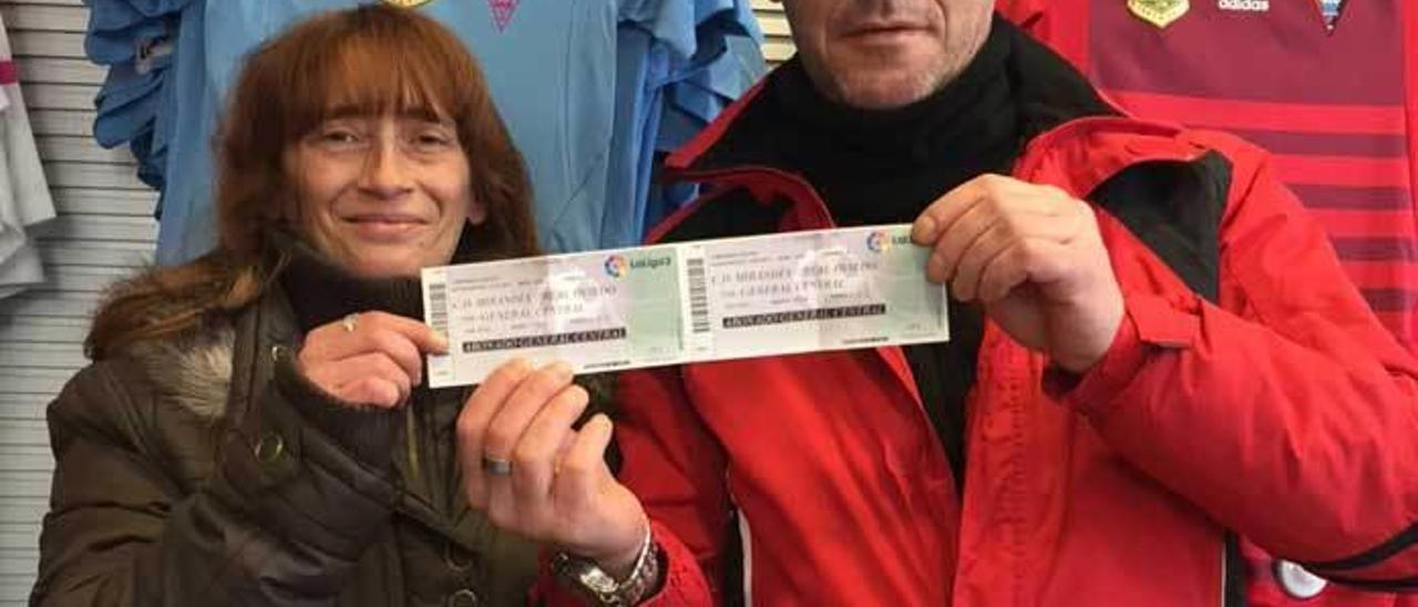 Dos seguidores del Mirandés, con las entradas para el partido.