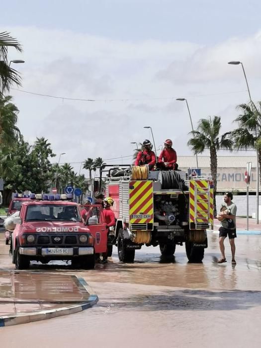 Efectivos de bomberos y de la Unidad Militar de Emergencias rescatan a vecinos en Los Alcázares