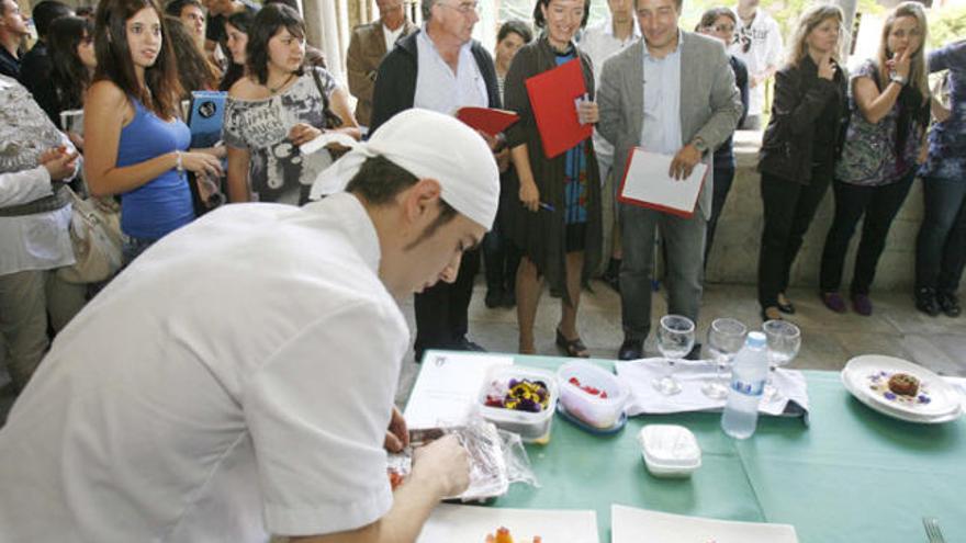 El guanyador del concurs de plats amb flors, Aleix Garriga, davant els cuiners que formaven el jurat.