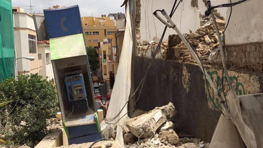 Se derrumba un muro en la calle Falla