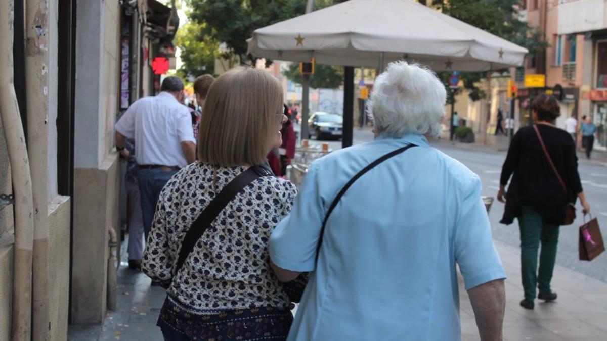 Una cuidadora de una persona mayor en Barcelona.