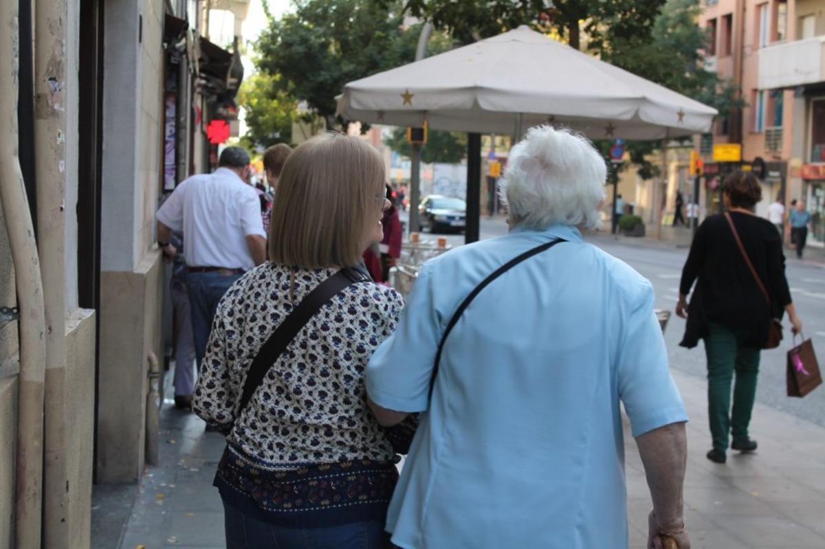 Una cuidadora de una persona mayor en Barcelona.  