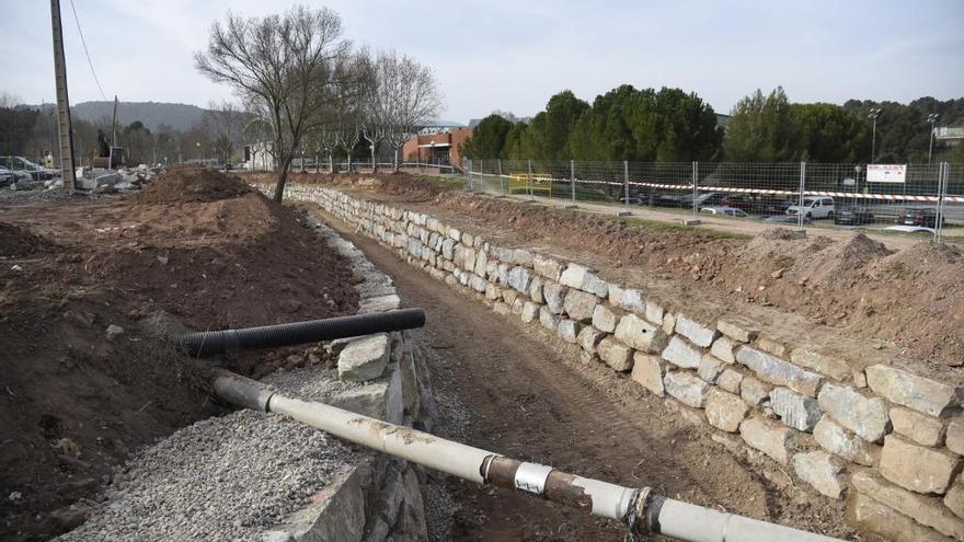 Un dels trams del canal industrial que ja s&#039;ha netejat i començat a habilitar amb blocs de pedra