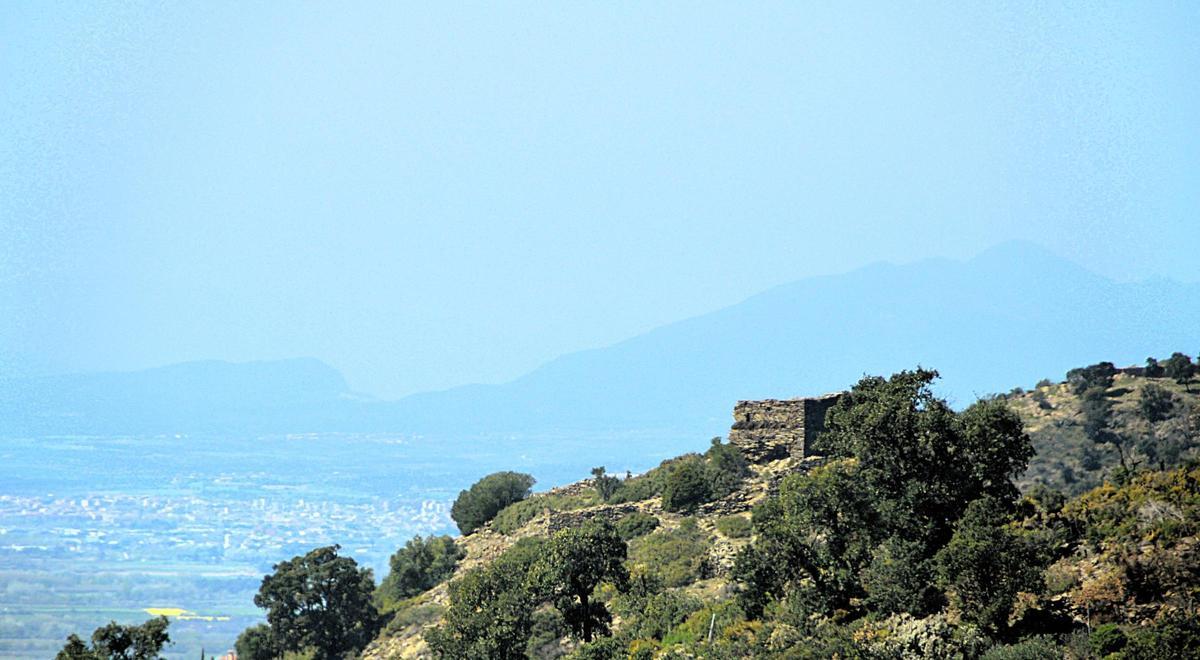 Les restes del castell de Bufalaranya amb la plana de l'Empordà al fons.