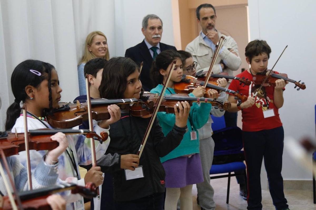 Asistentes al curso de iniciación a la música, en el Conservatorio Músico Ziryab.