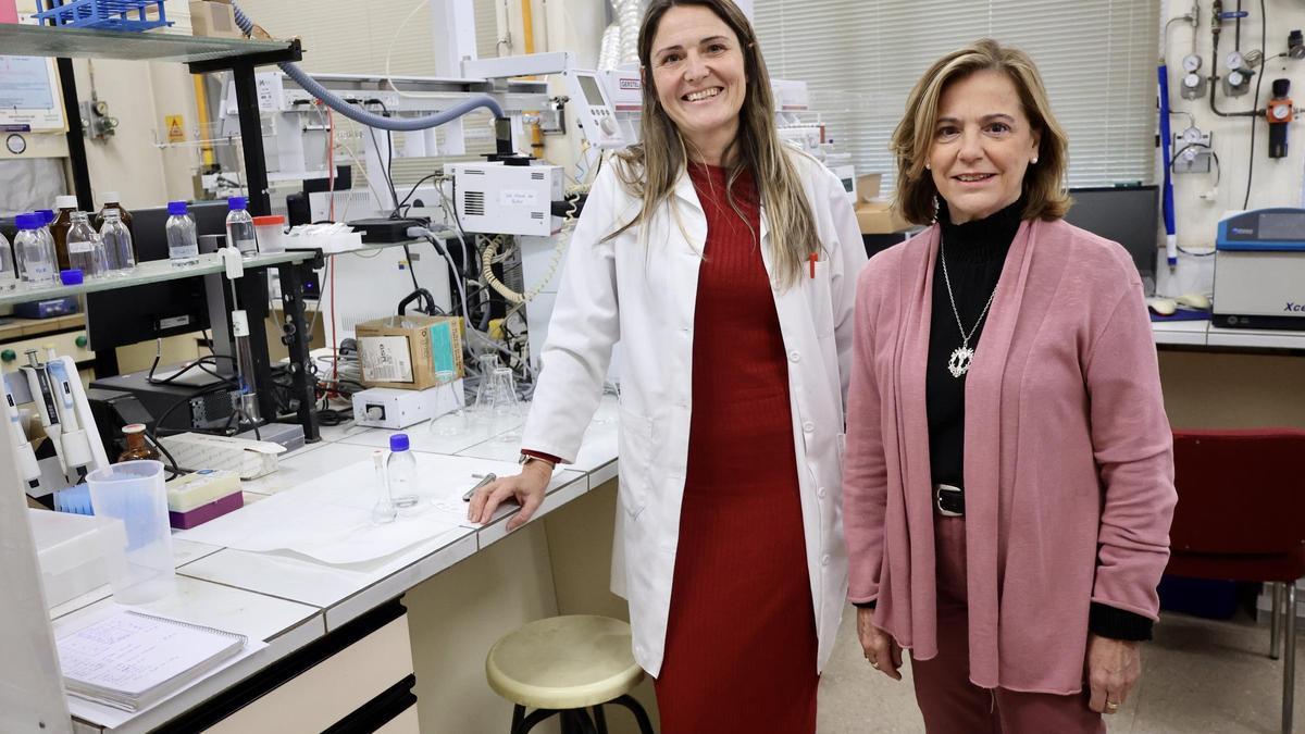 Rosa María Peñalver (izq.), junto con Pilar Viñas, la investigadora principal del grupo de investigación Métodos Instrumentales Aplicados.