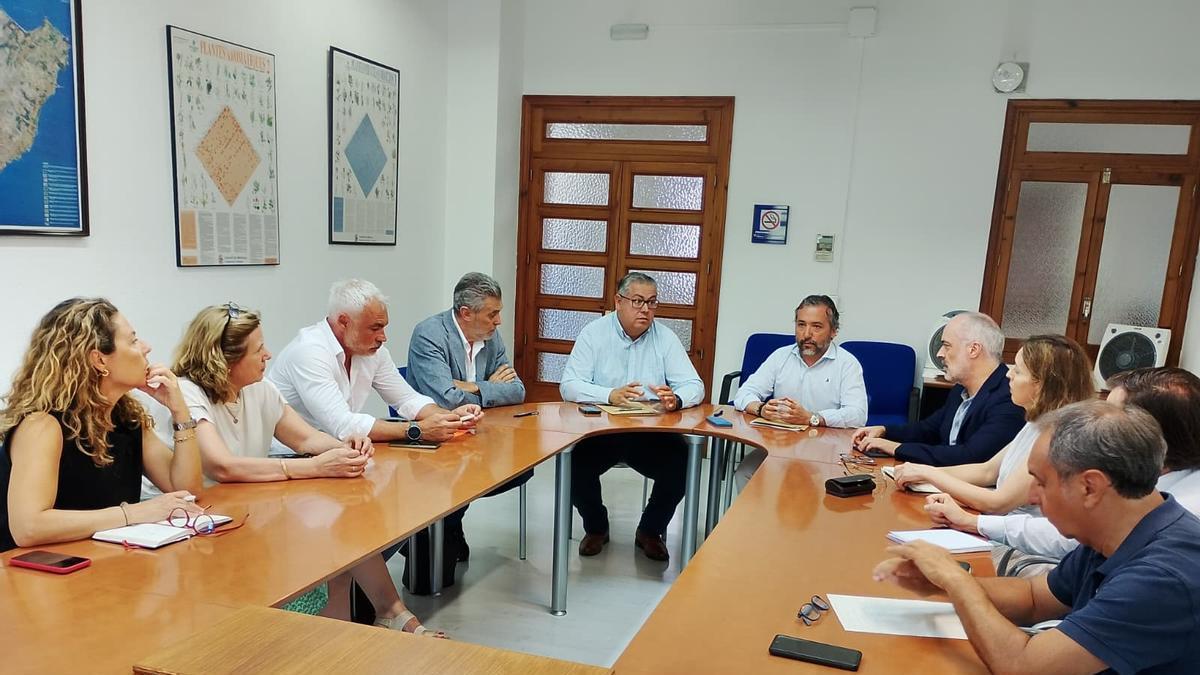 Imagen de la reunión mantenida este martes entre responsables del departamento de Movilidad del Consell y miembros de las patronales AEVAB y BALEVAL.