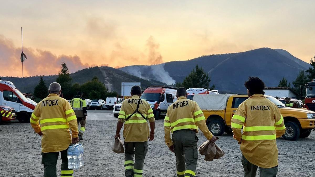 Efectivos del Plan Infoex, en una  de las jornadas del incendio de mayo en Gata y Hurdes.