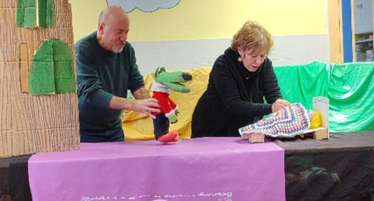 Representación con títeres de «Tío Lobo», con la presencia de su autor. | cedida