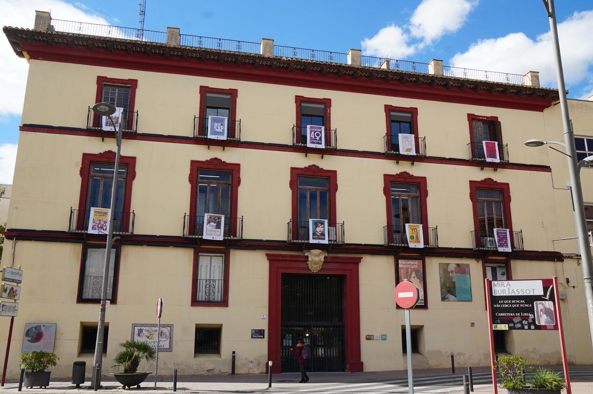 Portadas de libros violetas en la fachada de la Casa de Cultura de Burjassot.