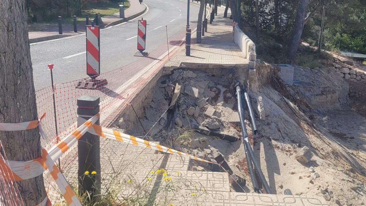 El socavón en la entrada de Portinatx que denuncia el PSOE.