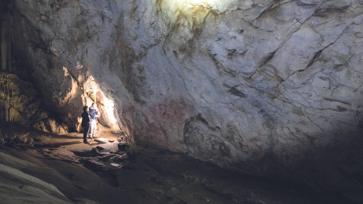 Expertos en la Cueva del Llonín.