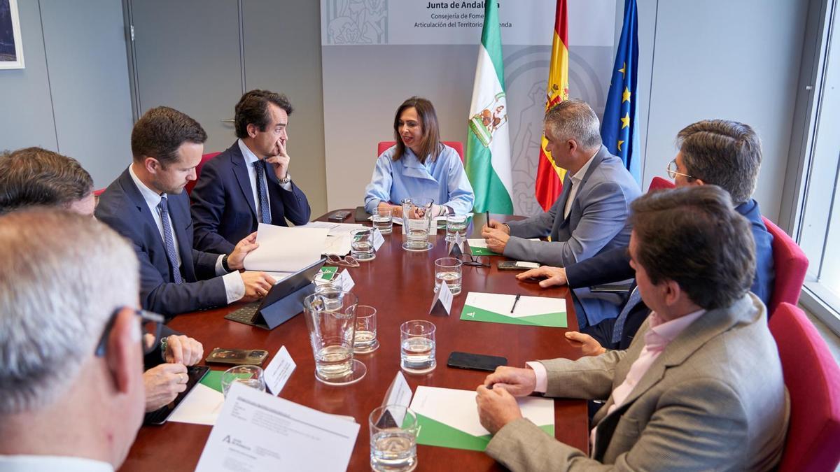 Reunión de la consejera con los alcaldes.