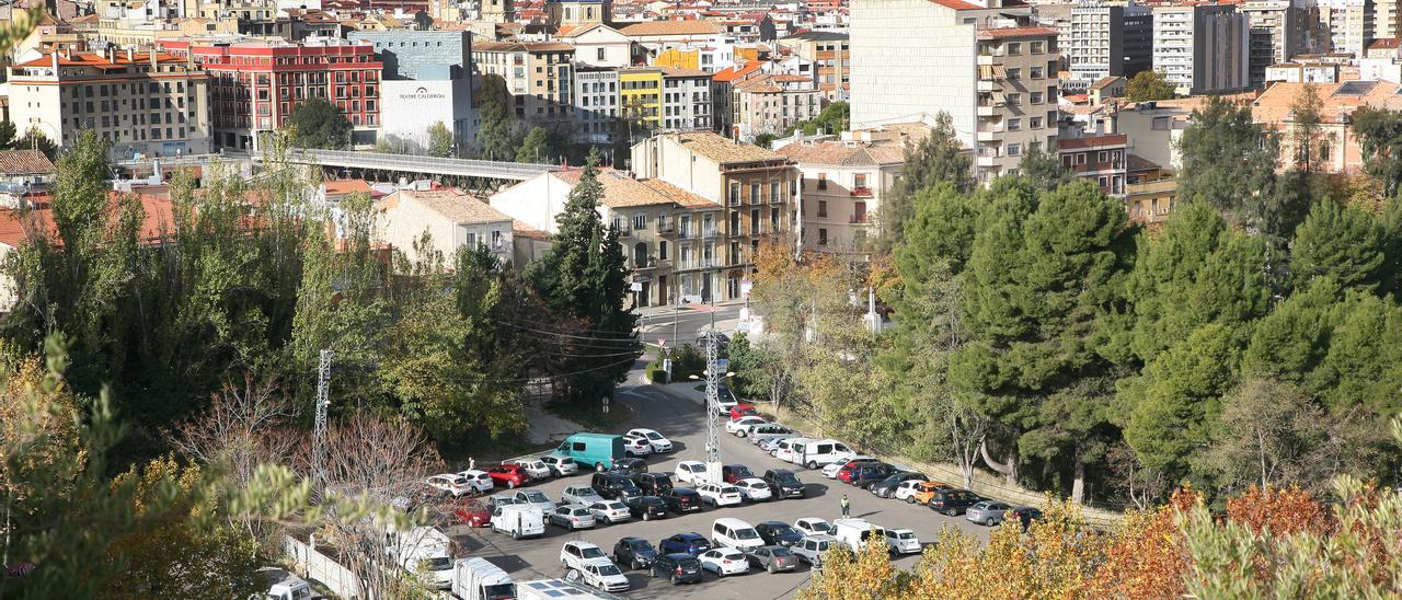 Aparcamiento del recinto ferial de Alcoy, relativamente próximo al centro de la ciudad y que se utiliza como parking disuasorio.