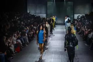 El desfile de Dominnico, el diseñador que ha vestido a Rosalía y Beyoncé, en la 080 Fashion Barcelona