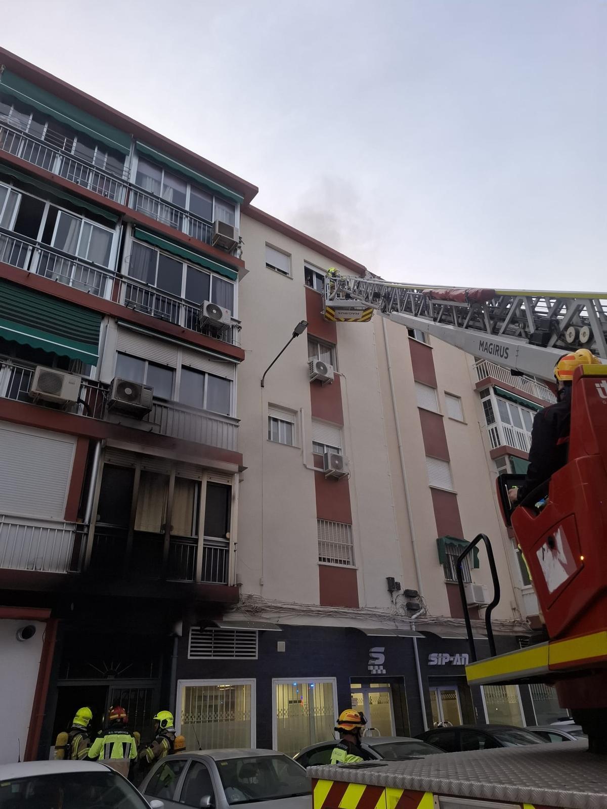 Un incendio obliga a desalojar un bloque en Los Tilos
