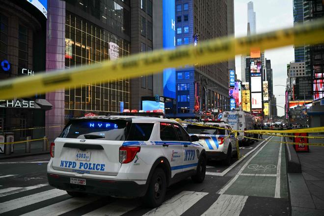 Caos y pánico en Times Square, en Nueva york: una mujer apuñala a dos personas y acaba con la vida de una de ellas