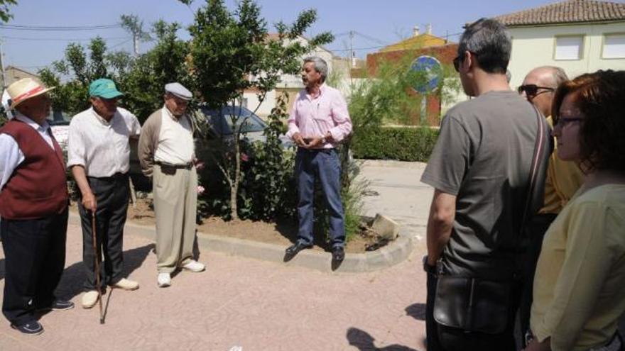 El alcalde, en el centro, se dirige a los vecinos en la concentración.