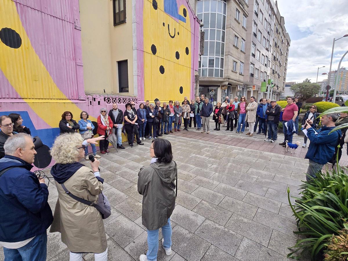 Unha pausa fronte á antiga casa da escritoria.