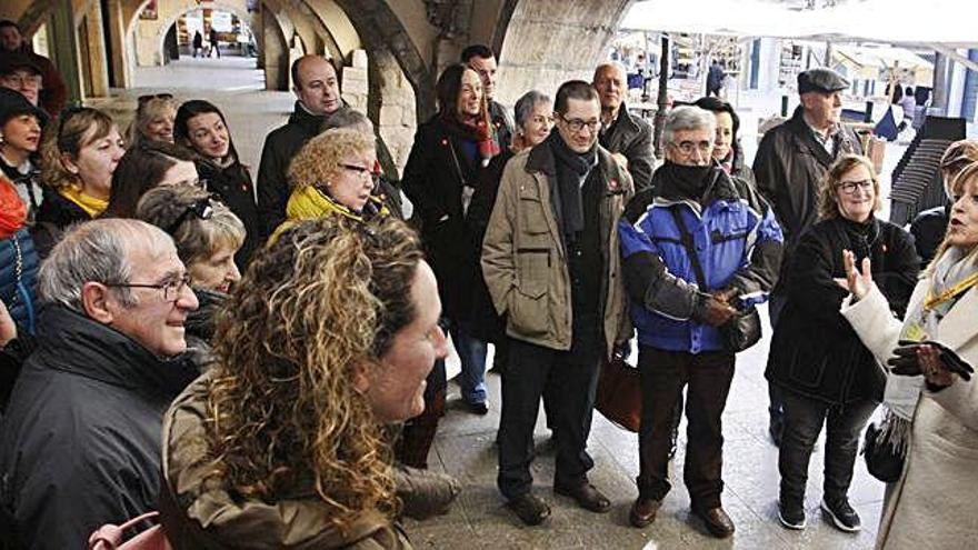 Visita guiada al Barri Vell, tot descobrint les llegendes de Girona. Gent passejant per la Fira d&#039;alimentació a plaça Catalunya. Terrasses gairebé plenes gràcies al bon temps.