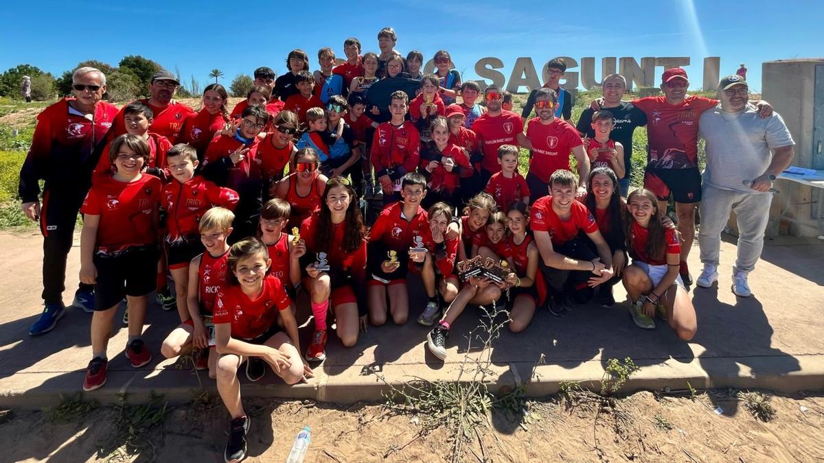 Escuela del CT Huracán con su director y las autoridades.