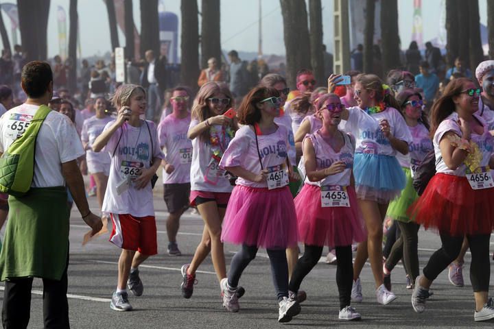 Samil se tiñe de múltiples colores con la Holi Run