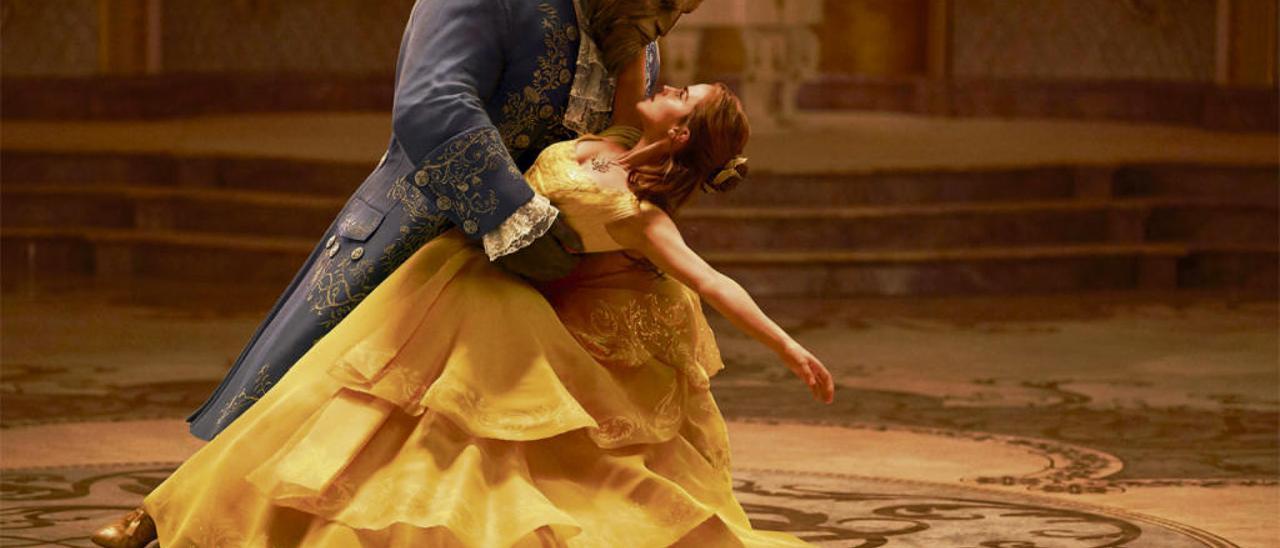 Emma Watson (la Bella) danza con Dan Stevens (la Bestia), en un fotograma de la película.
