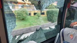 Dos encapuchados rompen de una pedrada una luna del autobús del Sporting cuando entraba a Oviedo