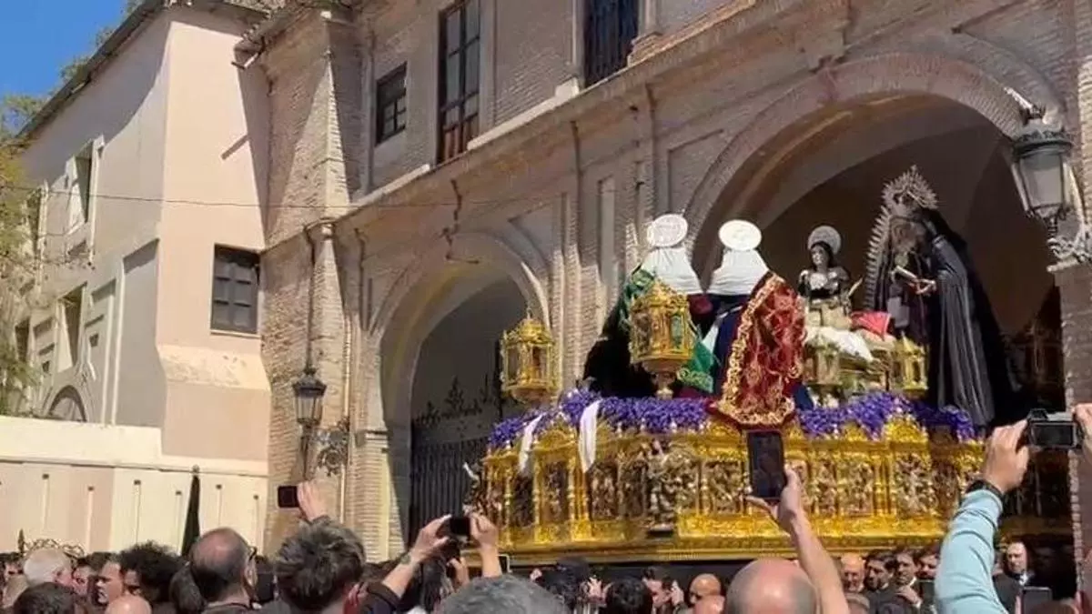 Hora Nona en la Victoria: El Calvario inicia su estación de penitencia