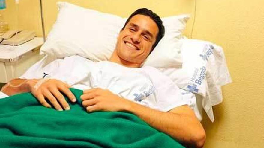 Bernardo, en su cama del hospital tras la operación.