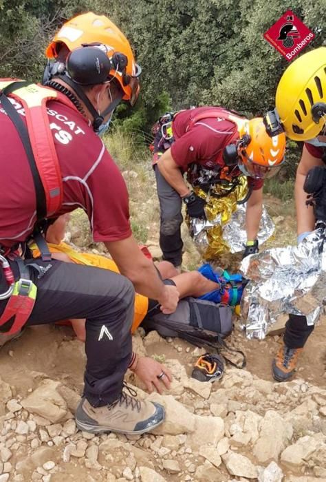 La víctima ha sido evacuada en helicóptero por los bomberos por una posible fractura de rodilla.