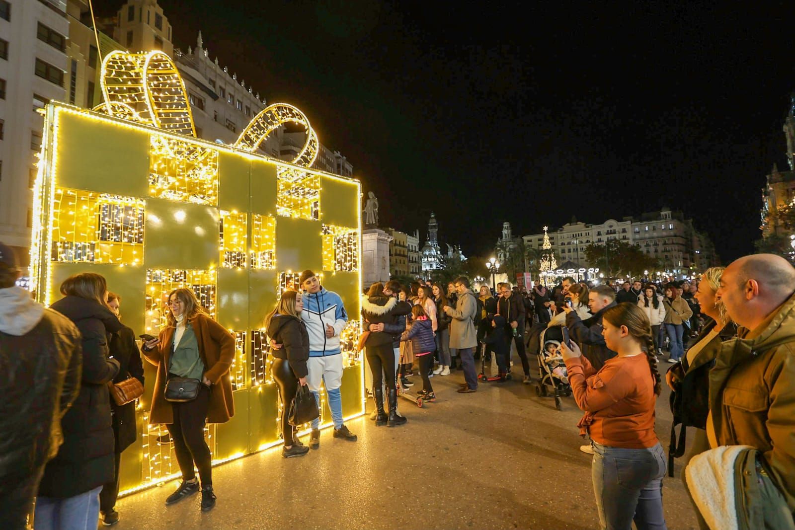 El centro de València, a reventar de gente por la decoración de Navidad