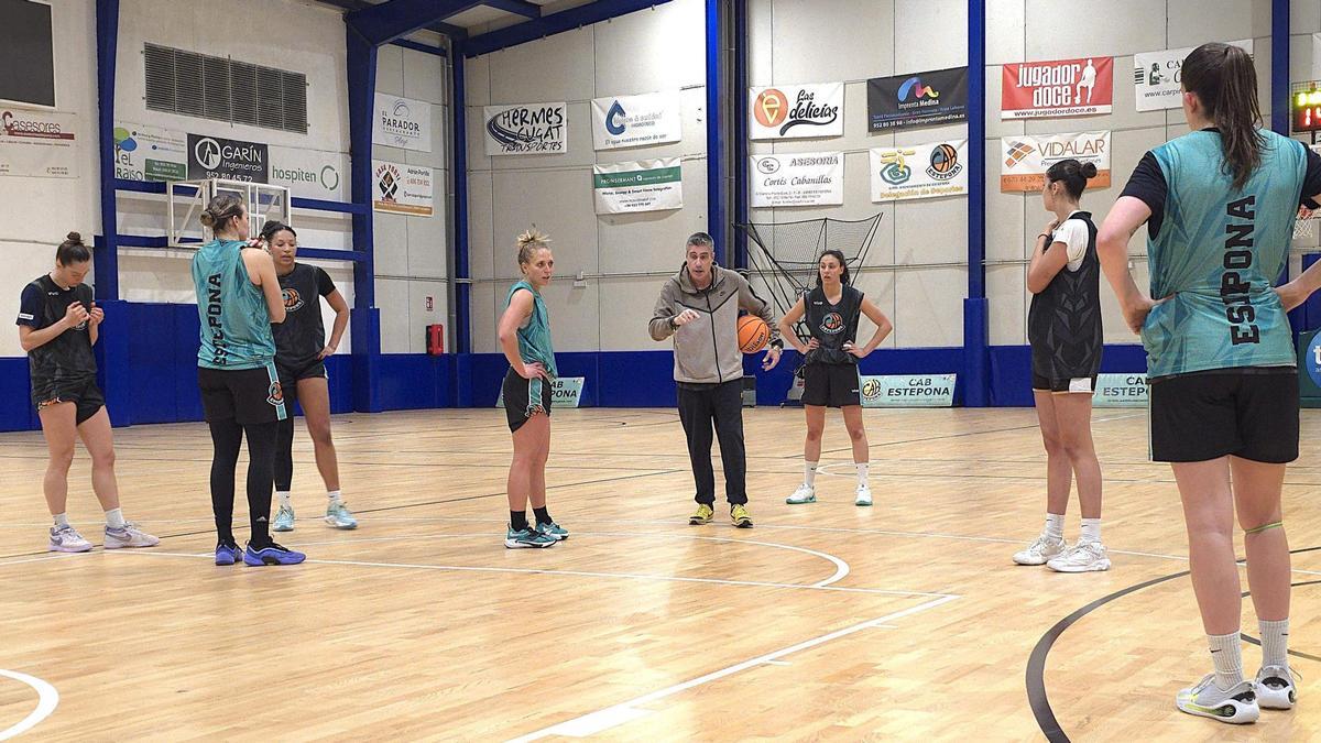 Imagen de un entrenamiento del CAB Estepona Jardín de la Costa del Sol.
