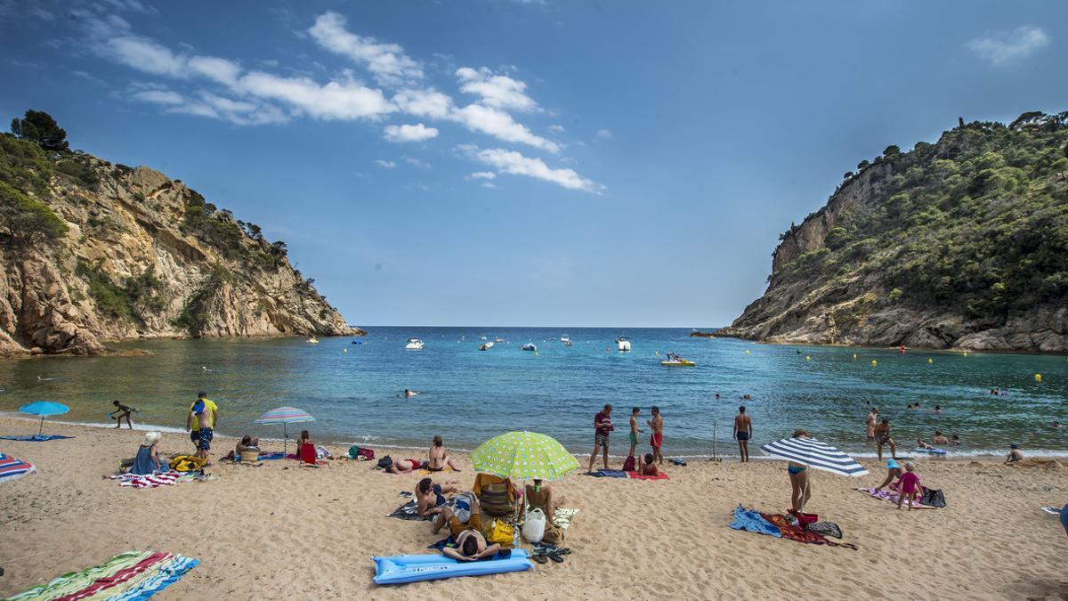 Bañistas en la Cala Giverola de Tossa de Mar, en la Costa Brava.