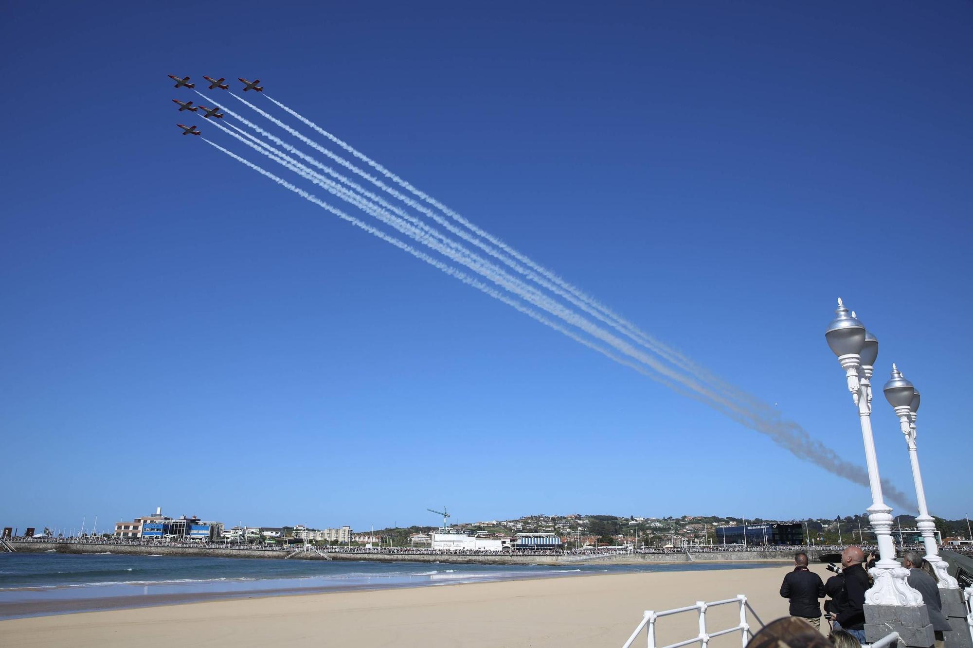 EN IMÁGENES: Así fue la revista naval  del Rey Felipe VI y la exhibición aérea en Gijón por el Día de las Fuerzas Armadas