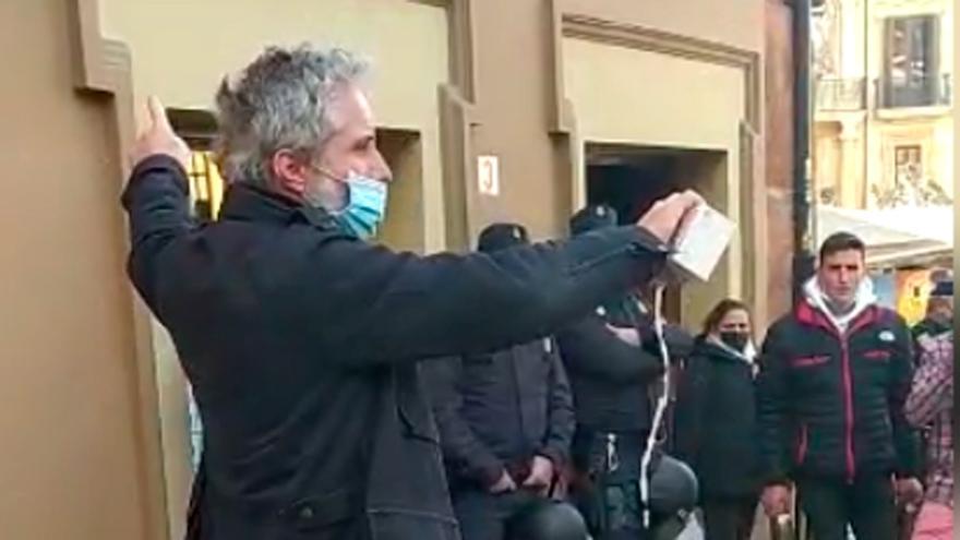 VÍDEO: "Nos llevan a la ruina": ganaderos asturianos arrojan leche delante de un supermercado para protestar