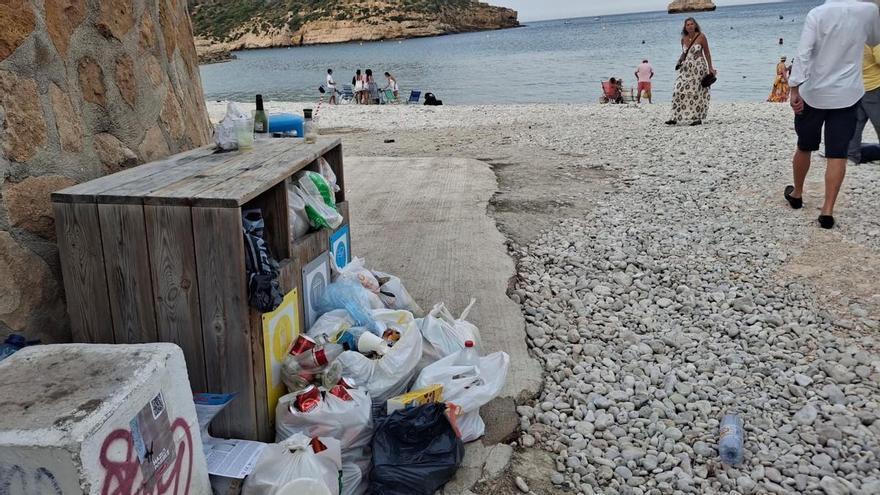Residuos y estrépito: el rastro de un domingo de avalancha de bañistas en la cala de la Barraca de Xàbia