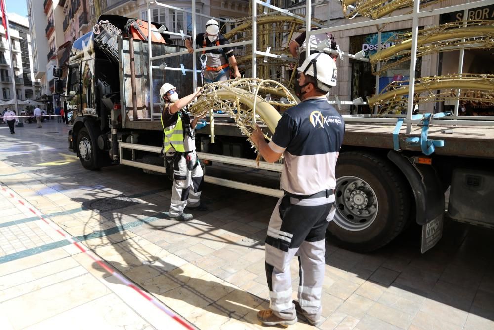 Una vez instalada la estructura los operarios se encargan ahora de colocar los elementos que componen la cúpula luminosa del alumbrado.