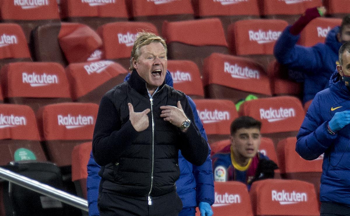 Koeman da instrucciones durante un partido. /J.C.
