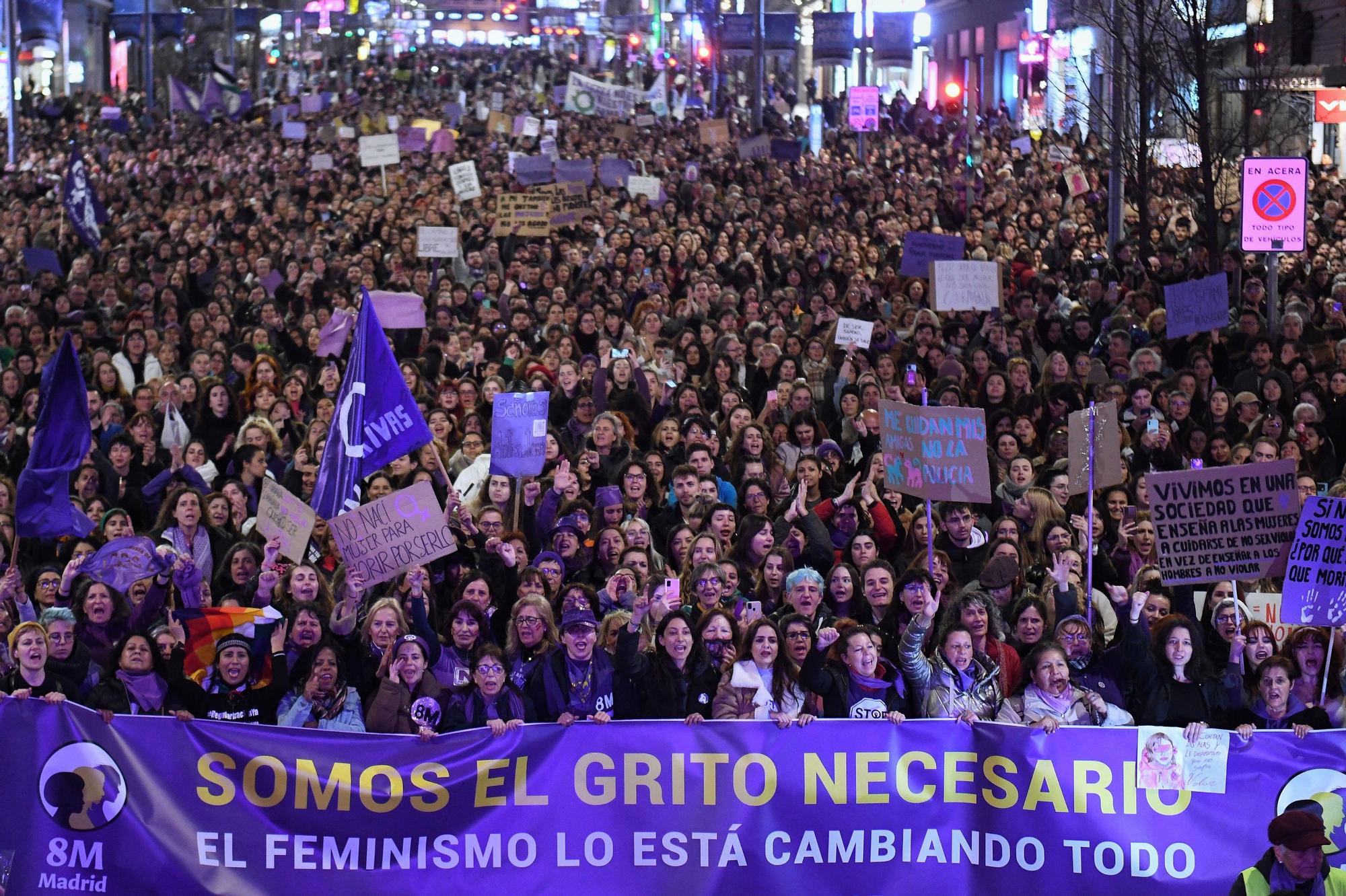 Miles de mujeres durante una manifestación convocada por la Comisión 8M.