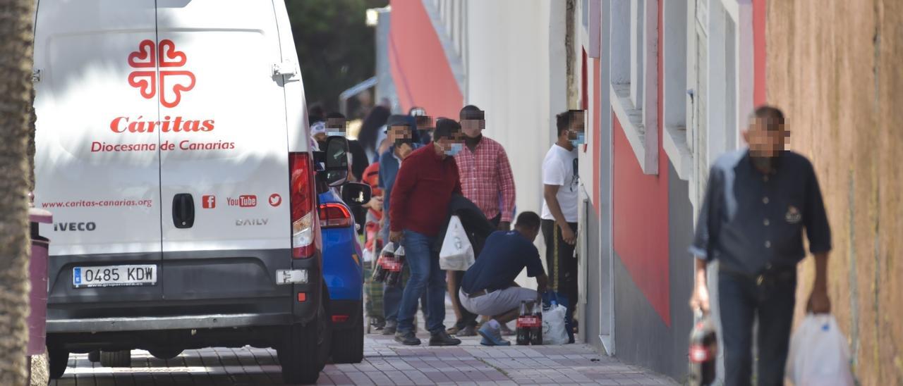 Cola de personas a las puertas de Cáritas